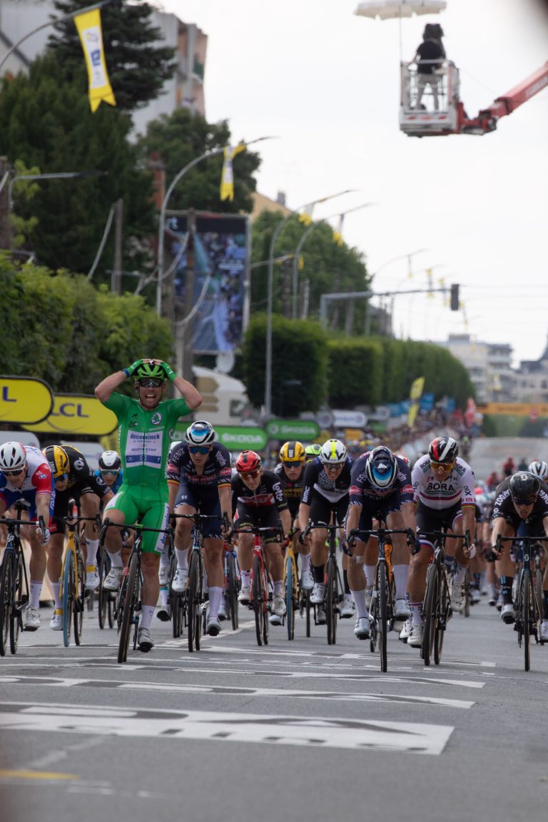 Mark Cavendish winning the 6th stage of the Tour de France 2021 in Chateauxroux.