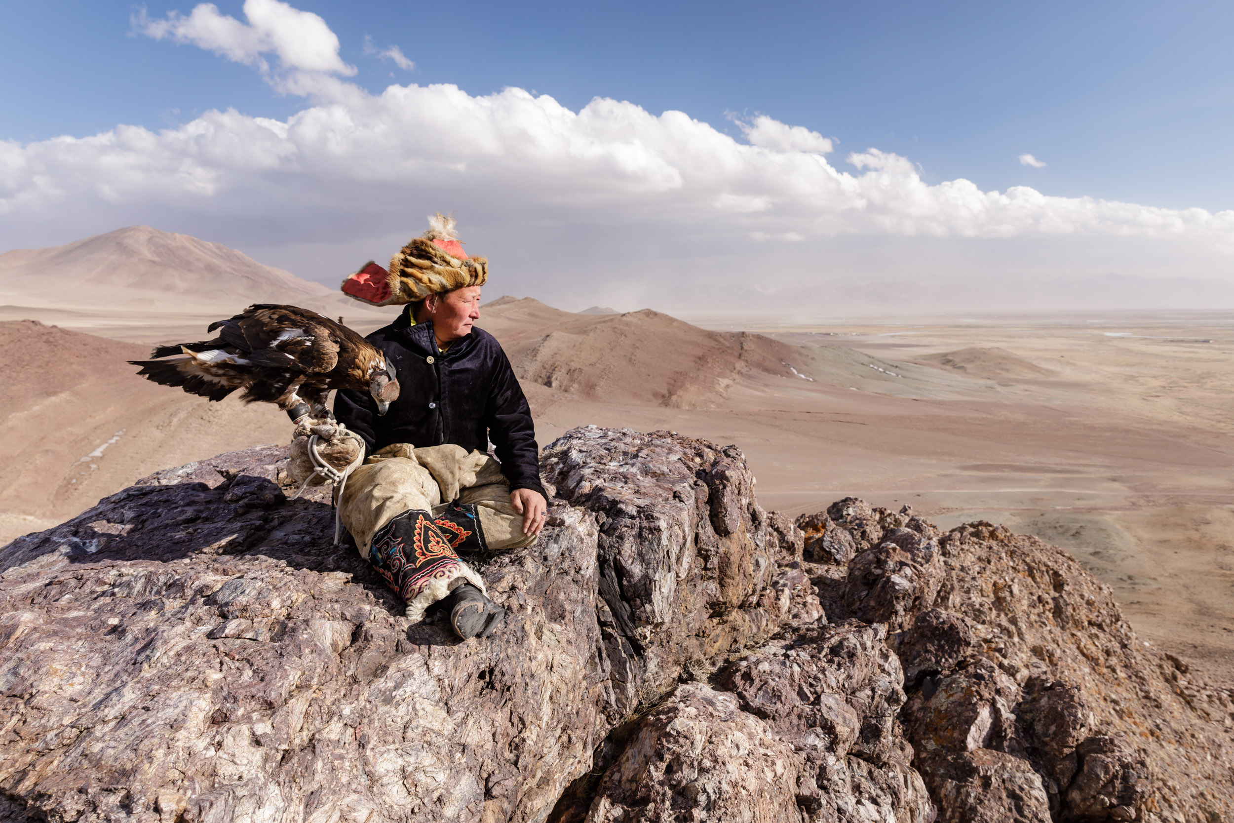 A Kazakh Mongolian eagle hunter and his eagle in the Altai near to Bayan Olgii. Zoom presentations by Julian Elliott.