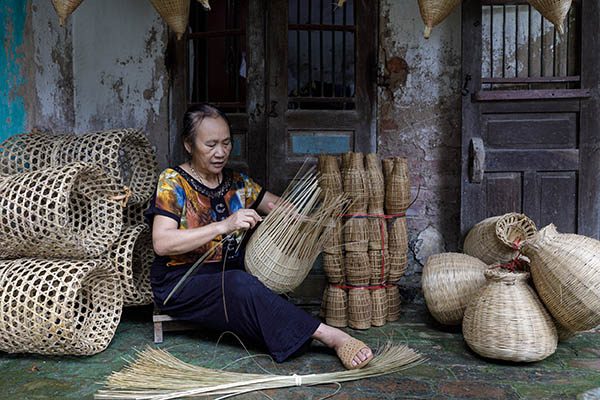 Vietnam - Traditional Fish Trap weaving by Julian Elliott
